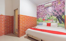 RedDoorz @ Jalan Krakatau Medan